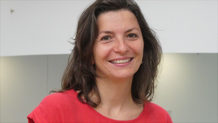 Lächelnde Frau im roten T-Shirt