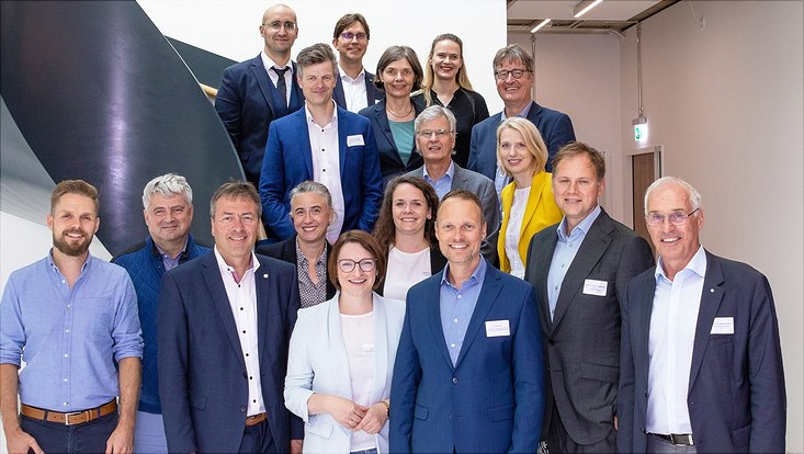 Eine Menschengruppe auf einer Treppe