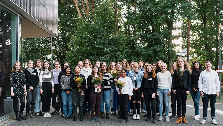 Gruppenbild vor dem Harbor-Forschungsgebäude