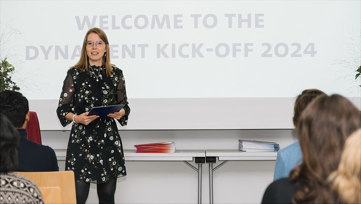 Eileen Schwanold vor dem Publikum im Seminarraum