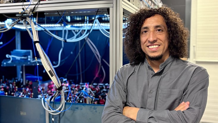 César Cabrera vor einem Experiment